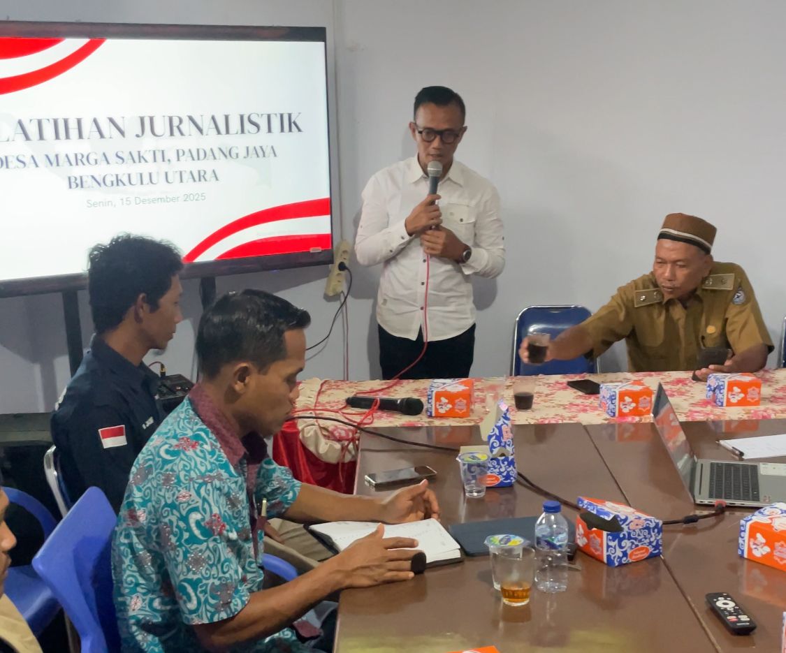 Ismail Yugo Tekankan Pentingnya Jurnalistik Sebagai Sistem Informasi di Desa Marga Sakti