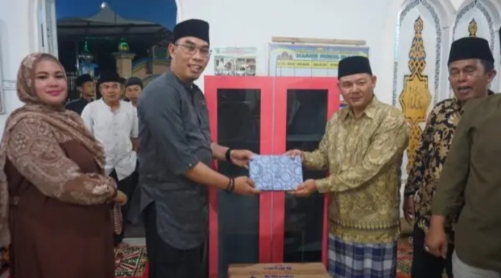 Wabub Berikan Bantuan Pada Saat Safari Ramadhan di Desa Tanjung Aur Kecamatan Sindang Kelingi 