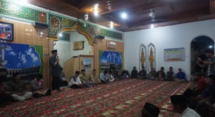 Wabub Berikan Bantuan Pada Saat Safari Ramadhan di Desa Tanjung Aur Kecamatan Sindang Kelingi 